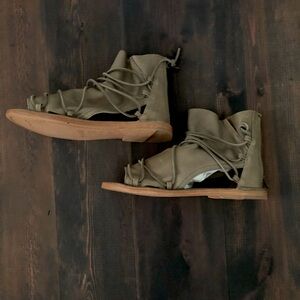 Lola Baske gladiator shoes